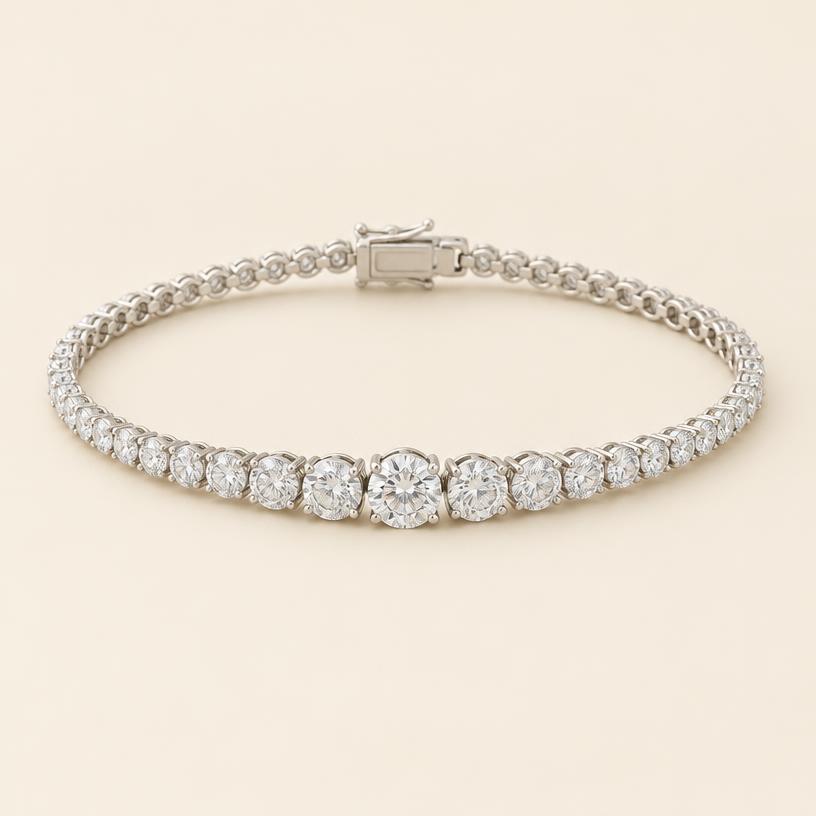 Full piece of the white gold graduated tennis bracelet